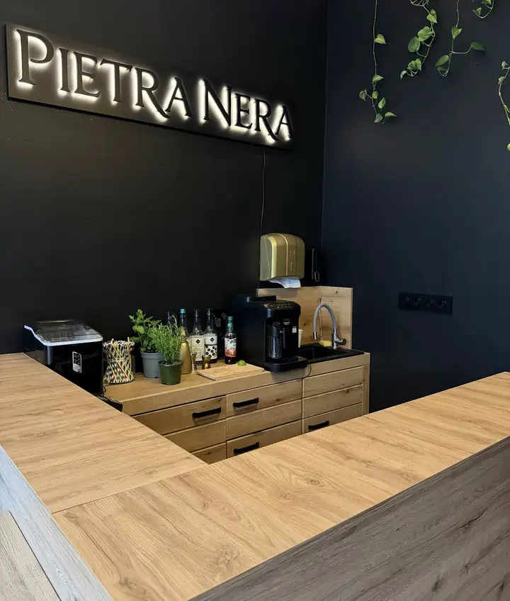 Lada z napisem Pietra Nera
