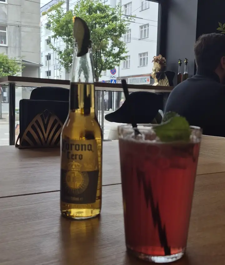 Napój na stoliku przy oknie