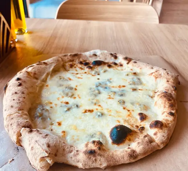 Biała pizza z serami