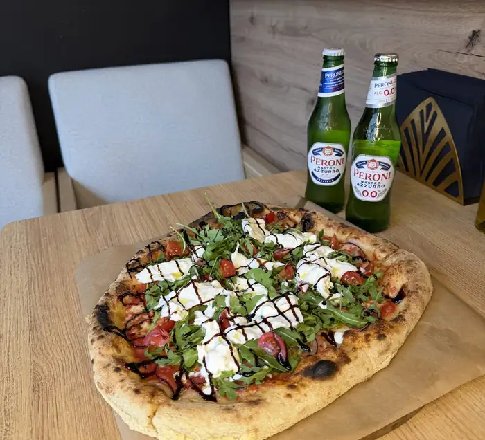Pizza z rukolą na drewnianej desce