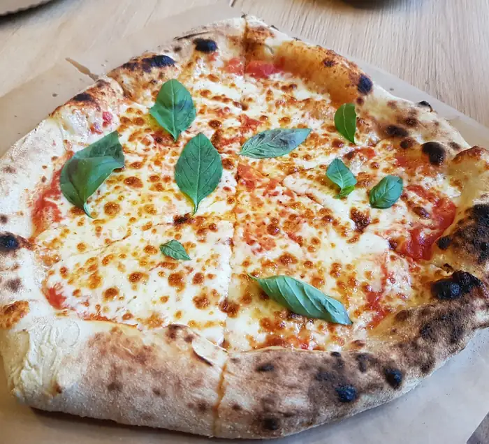 Pizza z mozzarellą i liśćmi bazylii