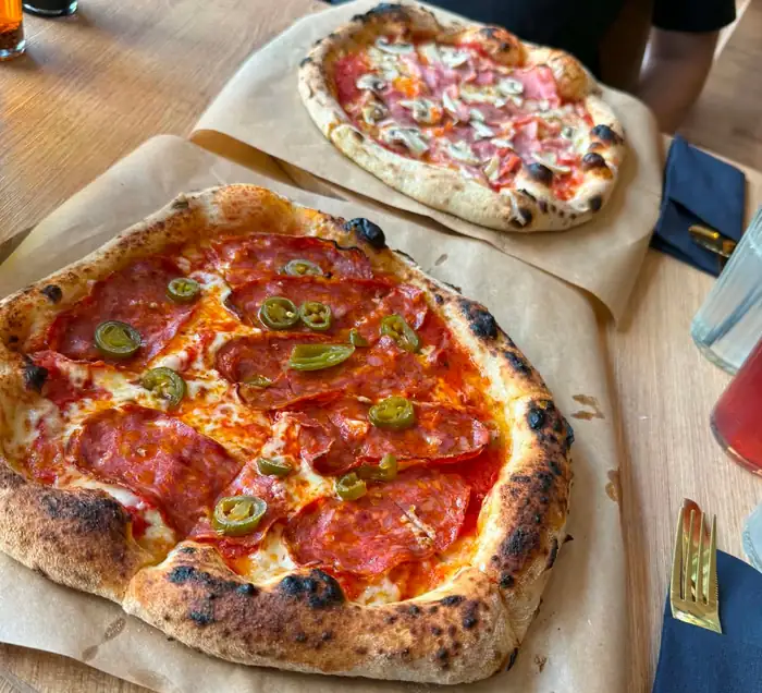 Pizza z salami na papierze