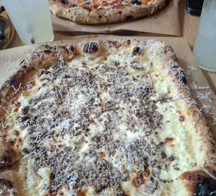 Biała pizza z pieczarkami